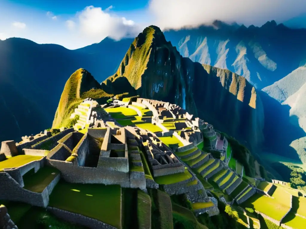 Desde las alturas, Machu Picchu emerge entre la neblina matutina, revelando la ingeniería y sociedad en el imperio Inca