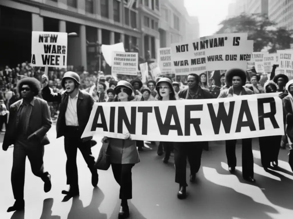 Un grupo diverso de manifestantes marcha en las calles de una gran ciudad estadounidense, portando pancartas contra la Guerra de Vietnam